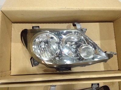 ไฟหน้าแท้ FORTUNER ไม่แตกร้าวครับ ตจว ส่งได้ครับ