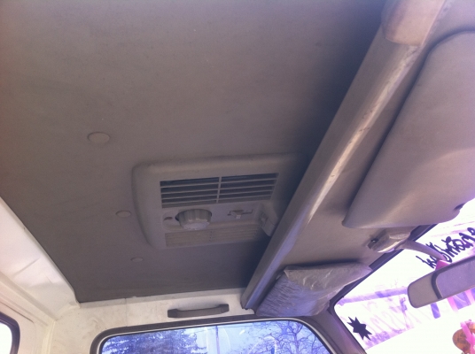 ISUZU NKR (หัวการ์ตูน) ตู้แห้งเปิดข้างได้ เครื่อง 4BE1 (110 แรงม้า) ซีสวยมากๆ ยางเต็ม แอร์เย็น ทะเบียนพร้อมโอน