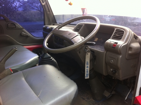 ISUZU NKR (หัวการ์ตูน) ตู้แห้งเปิดข้างได้ เครื่อง 4BE1 (110 แรงม้า) ซีสวยมากๆ ยางเต็ม แอร์เย็น ทะเบียนพร้อมโอน