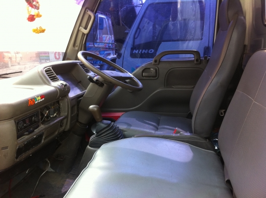 ISUZU NKR (หัวการ์ตูน) ตู้แห้งเปิดข้างได้ เครื่อง 4BE1 (110 แรงม้า) ซีสวยมากๆ ยางเต็ม แอร์เย็น ทะเบียนพร้อมโอน