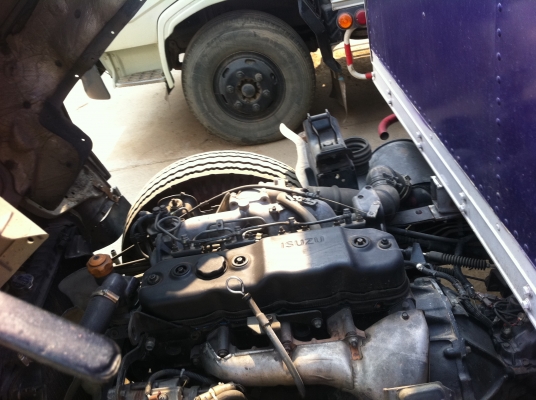 ISUZU NKR (หัวการ์ตูน) ตู้แห้งเปิดข้างได้ เครื่อง 4BE1 (110 แรงม้า) ซีสวยมากๆ ยางเต็ม แอร์เย็น ทะเบียนพร้อมโอน