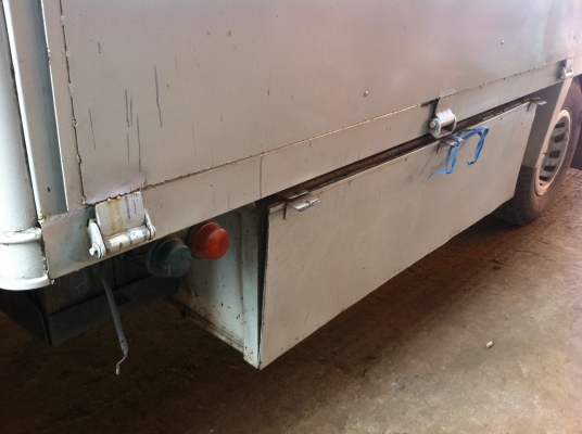 ISUZU NKR (หัวการ์ตูน) ตู้แห้งเปิดข้างได้ เครื่อง 4BE1 (110 แรงม้า) ซีสวยมากๆ ยางเต็ม แอร์เย็น ทะเบียนพร้อมโอน