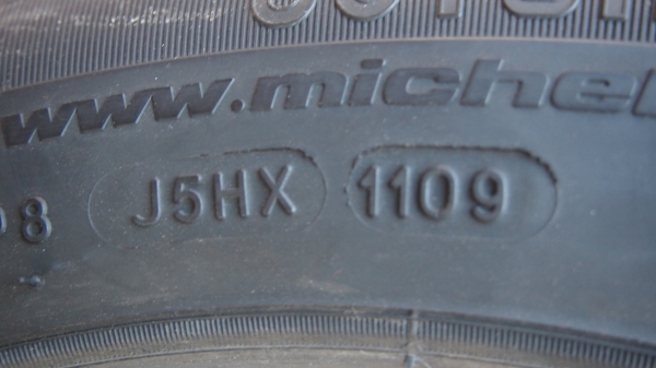 ขายยาง 185/65R14 michelin ปี 10/11 ปนกัน 2500 บาทครับ ดอกยังใช้ได้อีกนานครับ