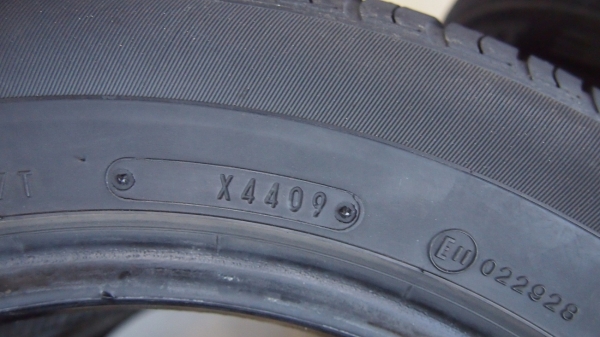ขายยาง 185/65R15 dunlop ปี 09/10/12 ปนกัน 3300 บาทครับ ดอกสวยๆเลยครับ ใช้ได้อีกนานครับ
