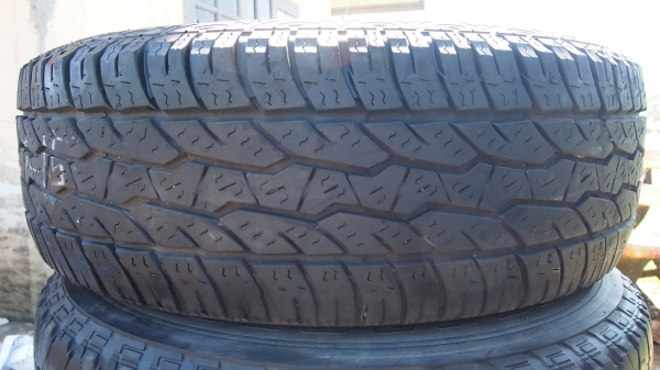ขายยาง 255/70R15 bridge stone 1คู่  maxxis 1คู่  ปี  07/10  3000 บาทครับ ดอกยังใช้ได้ครับ