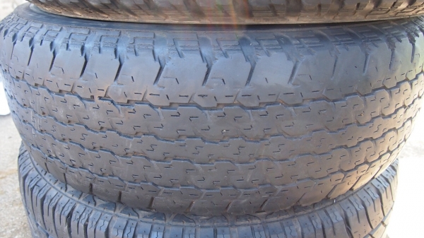 ขายยาง 255/70R15 bridge stone 1คู่  maxxis 1คู่  ปี  07/10  3000 บาทครับ ดอกยังใช้ได้ครับ