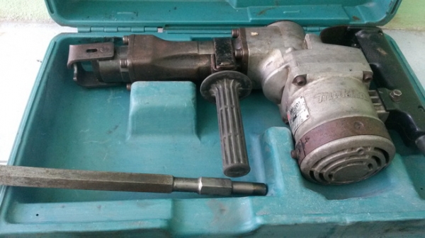 เครื่องสกีดคอนกรีตไฟฟ้ายี่ห้อmakita hm1201สภาพพร้อมใช้งานครับ