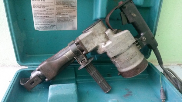 เครื่องสกีดคอนกรีตไฟฟ้ายี่ห้อmakita hm1201สภาพพร้อมใช้งานครับ