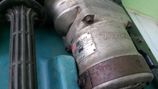 เครื่องสกีดคอนกรีตไฟฟ้ายี่ห้อmakita hm1201สภาพพร้อมใช้งานครับ