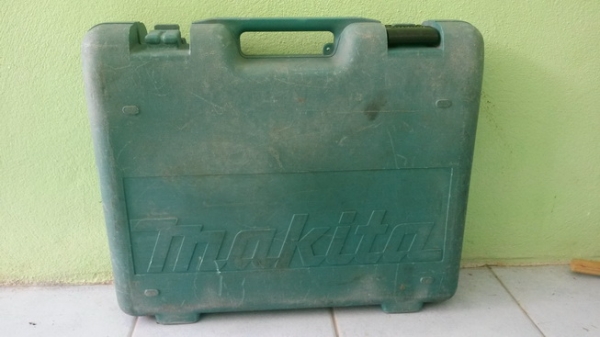 เครื่องสกีดคอนกรีตไฟฟ้ายี่ห้อmakita hm1201สภาพพร้อมใช้งานครับ