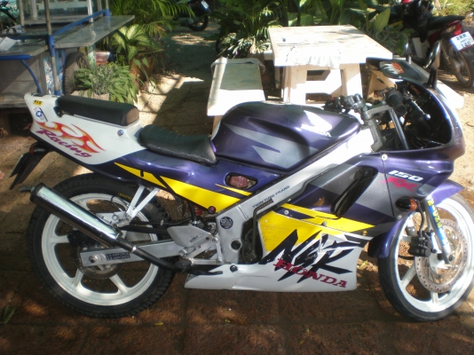 ขอขาย NSR 150 สภาพดี ขี่ได้ปกติ ไฟออกทุกดวง  มีเล่มทะเบียนพร้อมชุดโอน ค่าตัว 8500