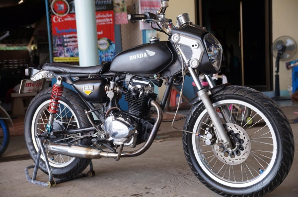 ขาย HONDA CG 110 แต่งแนว ๆ ซักคัน มีทะเบียน เล่มส้ม ไม่โอน เลขตรงชัดเจน เครื่องแต่ง นิดหน่อย วิ่งดี มาก 120 + วิงยาว ๆ สบาย รับประกัน สภาพโดยรวม ตามรูป รถพร้อมใช้ นะบบไฟติด ครบ