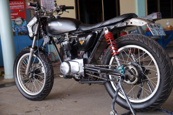 ขาย HONDA CG 110 แต่งแนว ๆ ซักคัน มีทะเบียน เล่มส้ม ไม่โอน เลขตรงชัดเจน เครื่องแต่ง นิดหน่อย วิ่งดี มาก 120 + วิงยาว ๆ สบาย รับประกัน สภาพโดยรวม ตามรูป รถพร้อมใช้ นะบบไฟติด ครบ