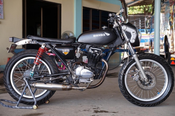 ขาย HONDA CG 110 แต่งแนว ๆ ซักคัน มีทะเบียน เล่มส้ม ไม่โอน เลขตรงชัดเจน เครื่องแต่ง นิดหน่อย วิ่งดี มาก 120 + วิงยาว ๆ สบาย รับประกัน สภาพโดยรวม ตามรูป รถพร้อมใช้ นะบบไฟติด ครบ