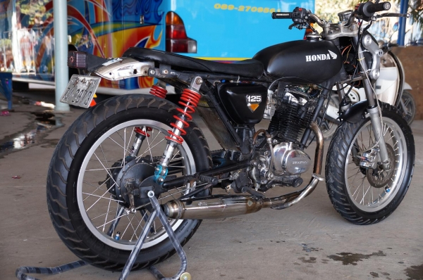 ขาย HONDA CG 110 แต่งแนว ๆ ซักคัน มีทะเบียน เล่มส้ม ไม่โอน เลขตรงชัดเจน เครื่องแต่ง นิดหน่อย วิ่งดี มาก 120 + วิงยาว ๆ สบาย รับประกัน สภาพโดยรวม ตามรูป รถพร้อมใช้ นะบบไฟติด ครบ
