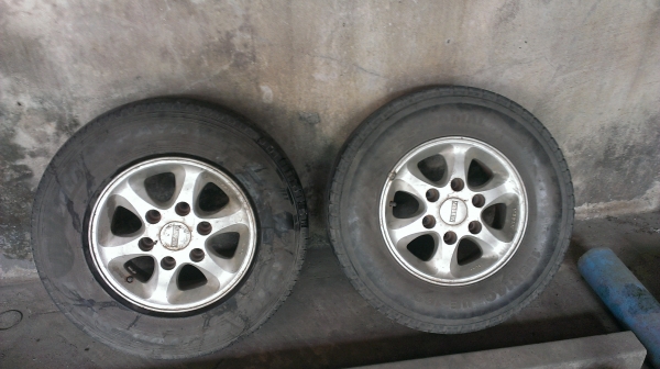 ขายแม็คของ 14/ 6รู 139 พร้อมยาง 4 วงของ NISSAN BIG M