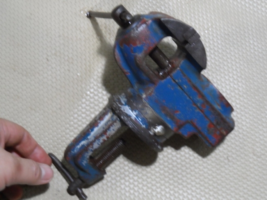 ปากกา จับขอบโต๊ะ