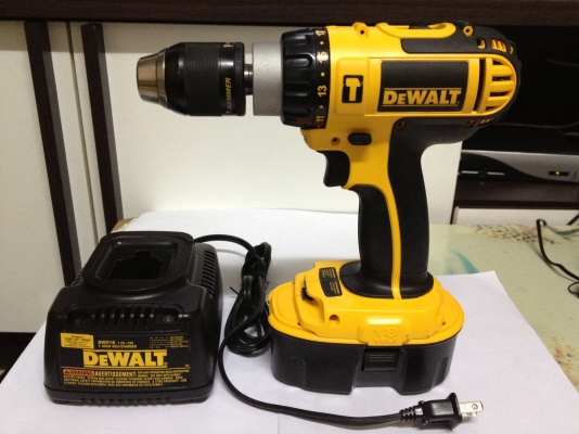 ชุดสว่านกระแทกไร้สาย DeWALT DCD775 พร้อมแบ็ตและแท่นชาร์จ 18V