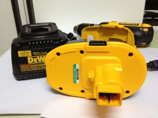 ชุดสว่านกระแทกไร้สาย DeWALT DCD775 พร้อมแบ็ตและแท่นชาร์จ 18V