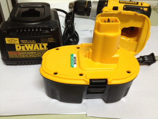 ชุดสว่านกระแทกไร้สาย DeWALT DCD775 พร้อมแบ็ตและแท่นชาร์จ 18V