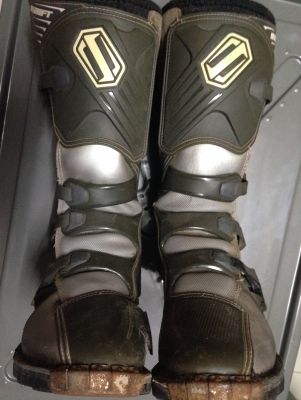 รองเท้าวิบาก SHIFT COMBATและหมวกลาย ROCKSTAR สองอย่าง 3500.- พร้อมส่ง