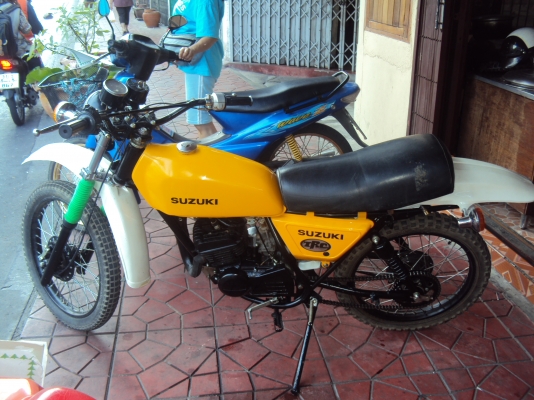 ขายรถซูซูกิ ts100มีทะเบียนชุดโอน ทำใหม่ทั้งคันระบบไฟเดินใหม่สนใจติดต่อสรกฤช0918892274