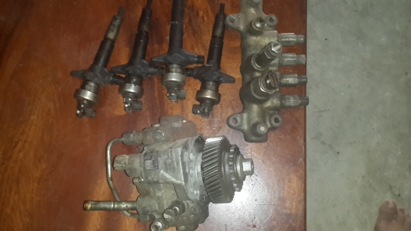 ขายทั้งชุด ปั้ม  ราง  หัวฉีด  isusu 2500 dmax