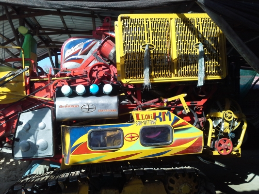 ส่งถึงบ้านแล้วครับ KM 47 เดิน 12 HT(comosak) 2 ระบบ (รองกระสอบและอุ้ม)  เครื่อง 6HH+bo Hoset ใหม่ (250 แรง) โซ่ D2  46 ข้อ โรลเลอร์ D2 12 ลูก หน้าเกี่ยว 3 เมตร อุ้มเลด 2.3 ตัน ปั้มไดกิ้น 23 มอร์เตอร์ใหญ่ยิงตรง