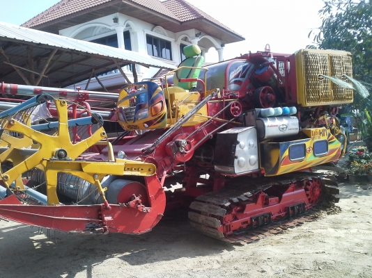 ส่งถึงบ้านแล้วครับ KM 47 เดิน 12 HT(comosak) 2 ระบบ (รองกระสอบและอุ้ม)  เครื่อง 6HH+bo Hoset ใหม่ (250 แรง) โซ่ D2  46 ข้อ โรลเลอร์ D2 12 ลูก หน้าเกี่ยว 3 เมตร อุ้มเลด 2.3 ตัน ปั้มไดกิ้น 23 มอร์เตอร์ใหญ่ยิงตรง