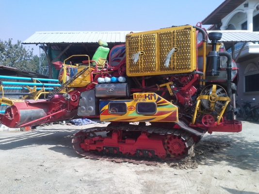 ส่งถึงบ้านแล้วครับ KM 47 เดิน 12 HT(comosak) 2 ระบบ (รองกระสอบและอุ้ม)  เครื่อง 6HH+bo Hoset ใหม่ (250 แรง) โซ่ D2  46 ข้อ โรลเลอร์ D2 12 ลูก หน้าเกี่ยว 3 เมตร อุ้มเลด 2.3 ตัน ปั้มไดกิ้น 23 มอร์เตอร์ใหญ่ยิงตรง