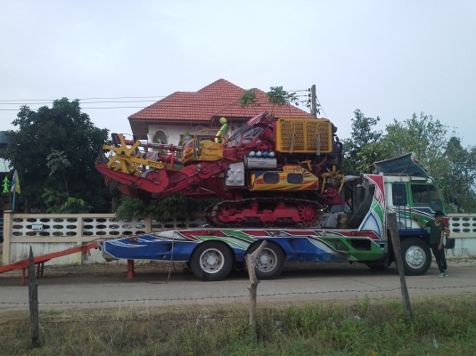 ส่งถึงบ้านแล้วครับ KM 47 เดิน 12 HT(comosak) 2 ระบบ (รองกระสอบและอุ้ม)  เครื่อง 6HH+bo Hoset ใหม่ (250 แรง) โซ่ D2  46 ข้อ โรลเลอร์ D2 12 ลูก หน้าเกี่ยว 3 เมตร อุ้มเลด 2.3 ตัน ปั้มไดกิ้น 23 มอร์เตอร์ใหญ่ยิงตรง