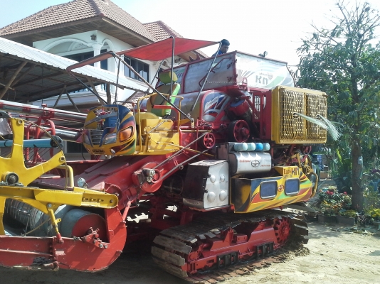 ส่งถึงบ้านแล้วครับ KM 47 เดิน 12 HT(comosak) 2 ระบบ (รองกระสอบและอุ้ม)  เครื่อง 6HH+bo Hoset ใหม่ (250 แรง) โซ่ D2  46 ข้อ โรลเลอร์ D2 12 ลูก หน้าเกี่ยว 3 เมตร อุ้มเลด 2.3 ตัน ปั้มไดกิ้น 23 มอร์เตอร์ใหญ่ยิงตรง