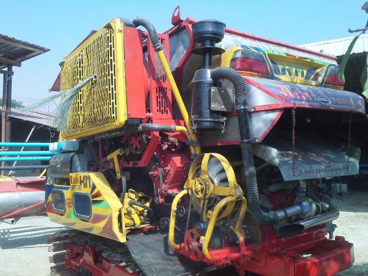 ส่งถึงบ้านแล้วครับ KM 47 เดิน 12 HT(comosak) 2 ระบบ (รองกระสอบและอุ้ม)  เครื่อง 6HH+bo Hoset ใหม่ (250 แรง) โซ่ D2  46 ข้อ โรลเลอร์ D2 12 ลูก หน้าเกี่ยว 3 เมตร อุ้มเลด 2.3 ตัน ปั้มไดกิ้น 23 มอร์เตอร์ใหญ่ยิงตรง