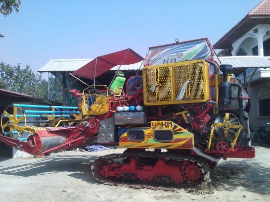 ส่งถึงบ้านแล้วครับ KM 47 เดิน 12 HT(comosak) 2 ระบบ (รองกระสอบและอุ้ม)  เครื่อง 6HH+bo Hoset ใหม่ (250 แรง) โซ่ D2  46 ข้อ โรลเลอร์ D2 12 ลูก หน้าเกี่ยว 3 เมตร อุ้มเลด 2.3 ตัน ปั้มไดกิ้น 23 มอร์เตอร์ใหญ่ยิงตรง