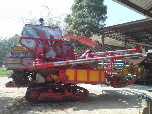 ส่งถึงบ้านแล้วครับ KM 47 เดิน 12 HT(comosak) 2 ระบบ (รองกระสอบและอุ้ม)  เครื่อง 6HH+bo Hoset ใหม่ (250 แรง) โซ่ D2  46 ข้อ โรลเลอร์ D2 12 ลูก หน้าเกี่ยว 3 เมตร อุ้มเลด 2.3 ตัน ปั้มไดกิ้น 23 มอร์เตอร์ใหญ่ยิงตรง