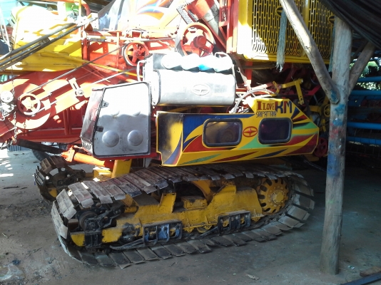 ส่งถึงบ้านแล้วครับ KM 47 เดิน 12 HT(comosak) 2 ระบบ (รองกระสอบและอุ้ม)  เครื่อง 6HH+bo Hoset ใหม่ (250 แรง) โซ่ D2  46 ข้อ โรลเลอร์ D2 12 ลูก หน้าเกี่ยว 3 เมตร อุ้มเลด 2.3 ตัน ปั้มไดกิ้น 23 มอร์เตอร์ใหญ่ยิงตรง