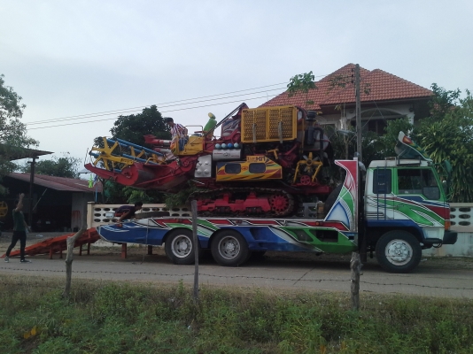 ส่งถึงบ้านแล้วครับ KM 47 เดิน 12 HT(comosak) 2 ระบบ (รองกระสอบและอุ้ม)  เครื่อง 6HH+bo Hoset ใหม่ (250 แรง) โซ่ D2  46 ข้อ โรลเลอร์ D2 12 ลูก หน้าเกี่ยว 3 เมตร อุ้มเลด 2.3 ตัน ปั้มไดกิ้น 23 มอร์เตอร์ใหญ่ยิงตรง