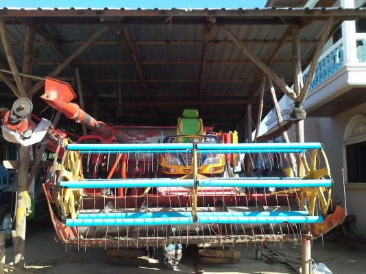 ส่งถึงบ้านแล้วครับ KM 47 เดิน 12 HT(comosak) 2 ระบบ (รองกระสอบและอุ้ม)  เครื่อง 6HH+bo Hoset ใหม่ (250 แรง) โซ่ D2  46 ข้อ โรลเลอร์ D2 12 ลูก หน้าเกี่ยว 3 เมตร อุ้มเลด 2.3 ตัน ปั้มไดกิ้น 23 มอร์เตอร์ใหญ่ยิงตรง