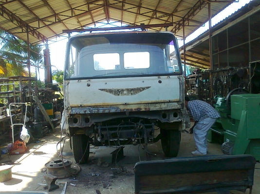 หกล้อ HINO GD176 KA หัวคัสซี พร้อมเก็บสีเก๋งสวยให้เรียบร้อย