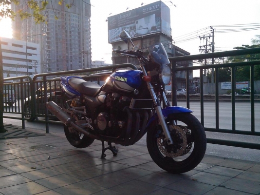 ขาย XJR 1300 ปี 2003 อินวอยท์ สพม.แท้ๆ สำเนาบัตรประชาชน เปลี่ยนของเหลวมาหมดแล้ว ผ้าเบรคพึ่งเปลี่ยน ยางยังเหลือเยอะ ชิวหน้า ท่อไทเททั้งลำ (แค่ท่อก็คุ้มแล้วคับ) รถพร้อมออกทริปได้เลย ราคา 125,000 บาท ราคาต่อรองได้คับ 089-014-8986 ปกป้อง คับ