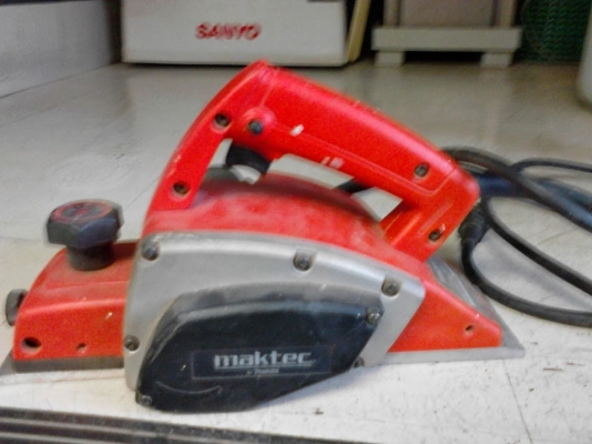 ขายกบไฟฟ้าmaktec mt190 ถูกๆครับ