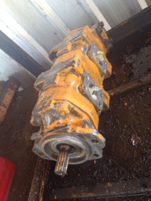 ขายครับ ปั๊มท้ายเครื่อง KOMATSU 120-1/120-2 สภาพสวยๆ  สนใจโทรสอบถามได้นะครับ