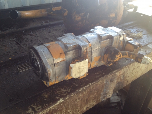 ขายครับ ปั๊มท้ายเครื่อง KOMATSU 120-1/120-2 สภาพสวยๆ  สนใจโทรสอบถามได้นะครับ