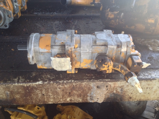 ขายครับ ปั๊มท้ายเครื่อง KOMATSU 120-1/120-2 สภาพสวยๆ  สนใจโทรสอบถามได้นะครับ