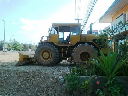 รถดัน ล้อหนาม รถจีน เครื่องดีเซล 6 สูบ ใบมีดกว้าง 3 เมตร น้ำหนักตัวรถ 15,000 กก.ราคา่ต่อรองได้