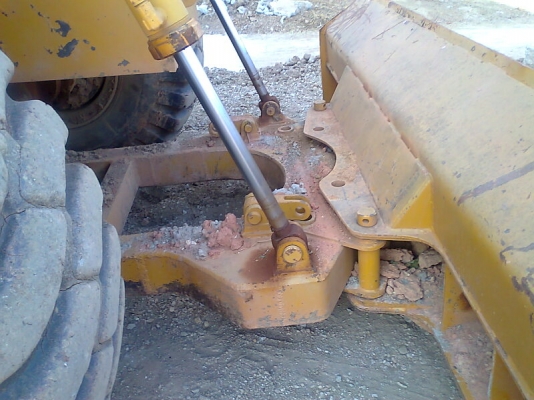 รถดัน ล้อหนาม รถจีน เครื่องดีเซล 6 สูบ ใบมีดกว้าง 3 เมตร น้ำหนักตัวรถ 15,000 กก.ราคา่ต่อรองได้