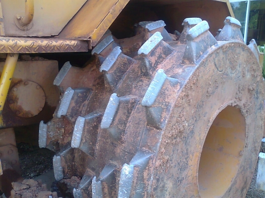 รถดัน ล้อหนาม รถจีน เครื่องดีเซล 6 สูบ ใบมีดกว้าง 3 เมตร น้ำหนักตัวรถ 15,000 กก.ราคา่ต่อรองได้