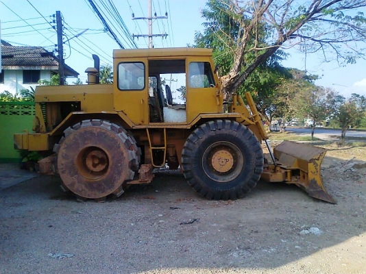 รถดัน ล้อหนาม รถจีน เครื่องดีเซล 6 สูบ ใบมีดกว้าง 3 เมตร น้ำหนักตัวรถ 15,000 กก.ราคา่ต่อรองได้