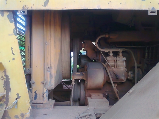 รถดัน ล้อหนาม รถจีน เครื่องดีเซล 6 สูบ ใบมีดกว้าง 3 เมตร น้ำหนักตัวรถ 15,000 กก.ราคา่ต่อรองได้