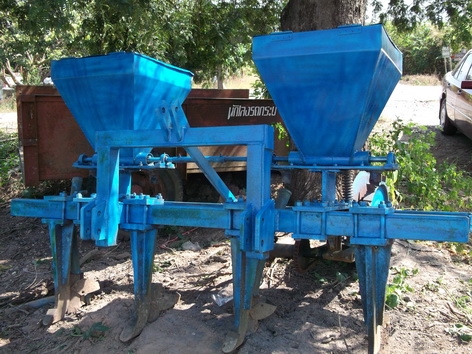 เครื่องใส่่ปุ๋ยออ้ย